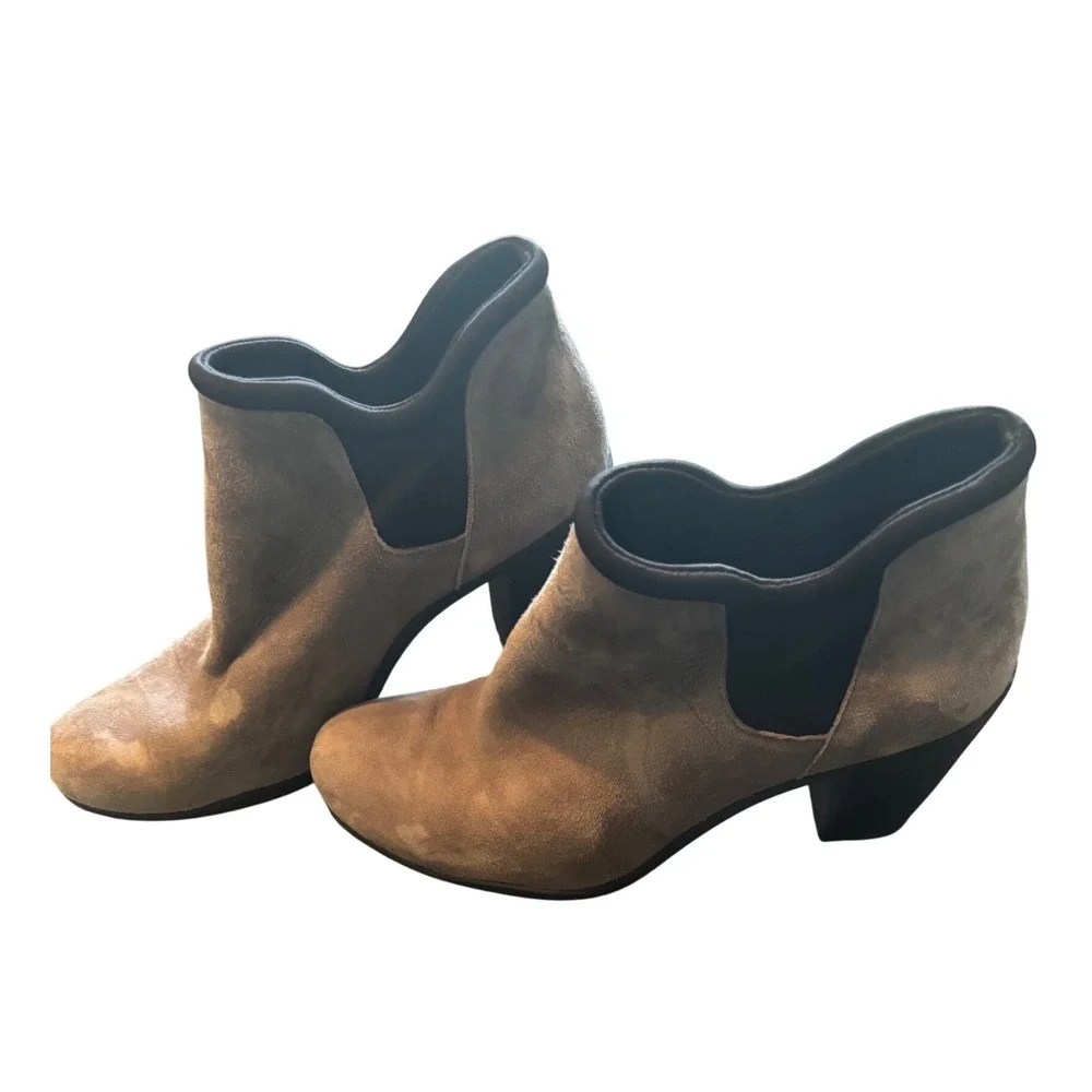 Clarks Suede Ankle‎ Booties Womens 6.5 Grey V-Cut Block Heel Casual Shoes